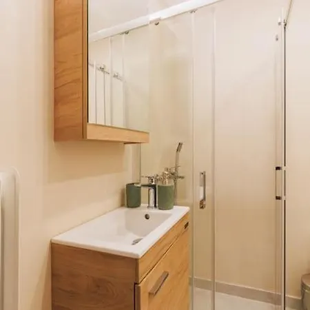 Comfy Shelter In Downtown